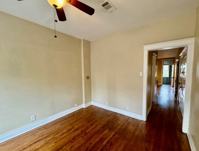 Building Photo - 1039 N Wood St
