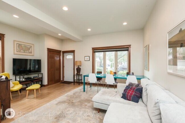 Building Photo - 3 bedroom in Chicago IL 60647
