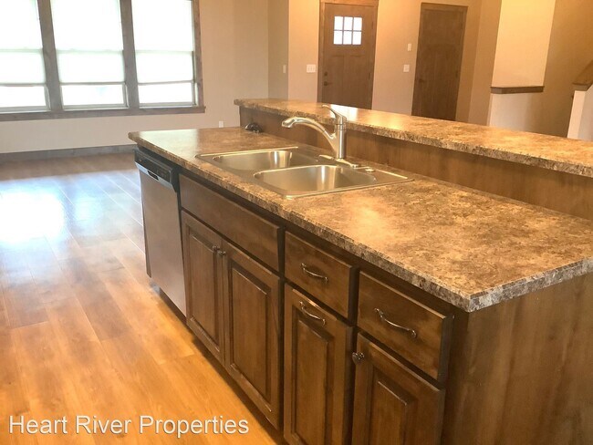 Foto del edificio - 4 br, 3 bath House - 153 Central Ave
