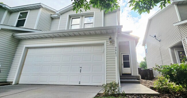 Building Photo - 3 Bedroom House - walk to park and bike tr...