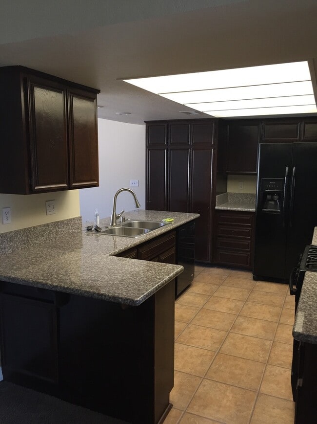 Foto del edificio - 3 BEDROOM HESPERIA HOME! GREAT LOCATION! SPACIOUS LOT!