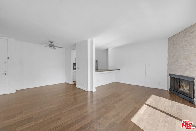 Building Photo - 141 S Clark Dr