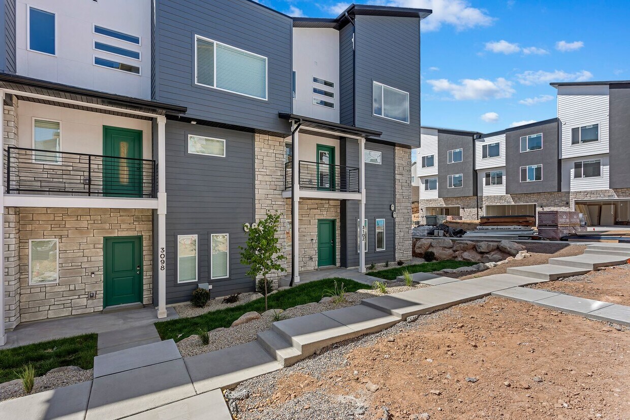 Foto principal - Your Next Home Awaits – 3-Bedroom Townhome...