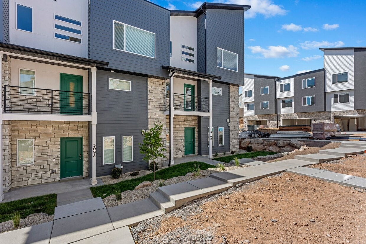 Primary Photo - Your Next Home Awaits – 3-Bedroom Townhome...