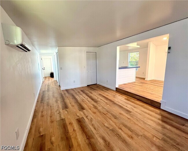 Foto del edificio - 5675 Pine Island Rd