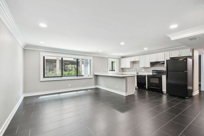 Building Photo - 2942 W Bay Dr