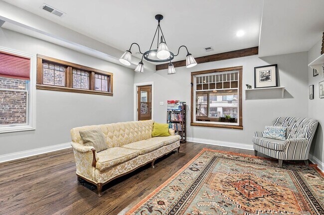 Foto del edificio - 6069 N Ridge Ave