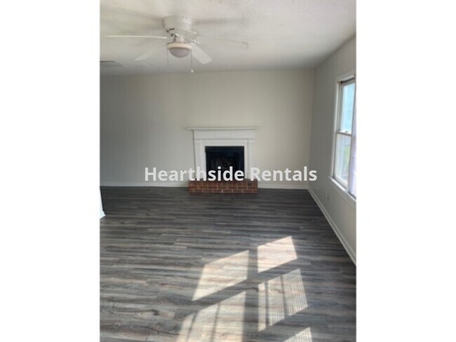 Building Photo - **3 Bedroom 2.5 Bath End Unit Townhome Nea...