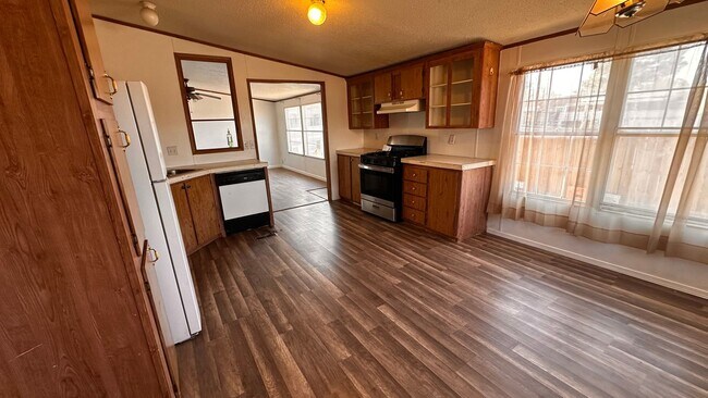Foto del edificio - 3 bed 2 bath Mobile Home located in the he...