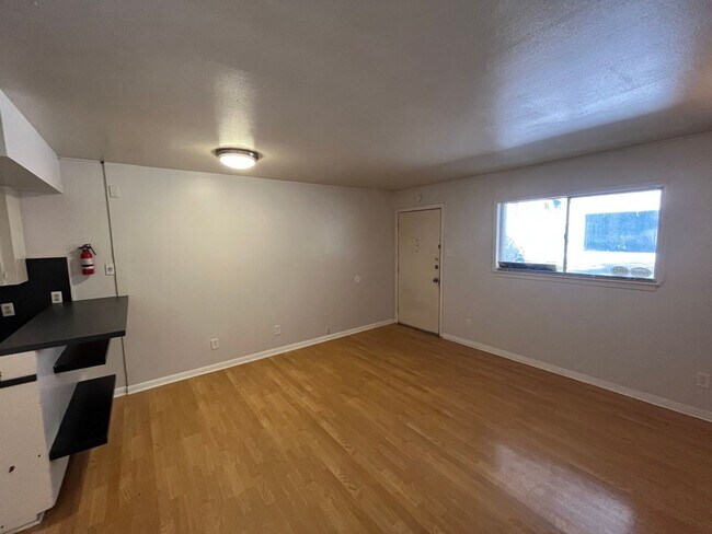 Foto del edificio - UT PRE-LEASE: 2/1 West Campus fourplex unit.