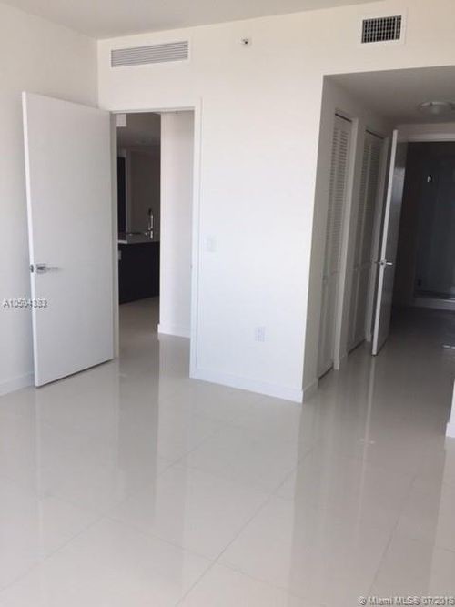 Foto del edificio - 7825 NW 107th Ave