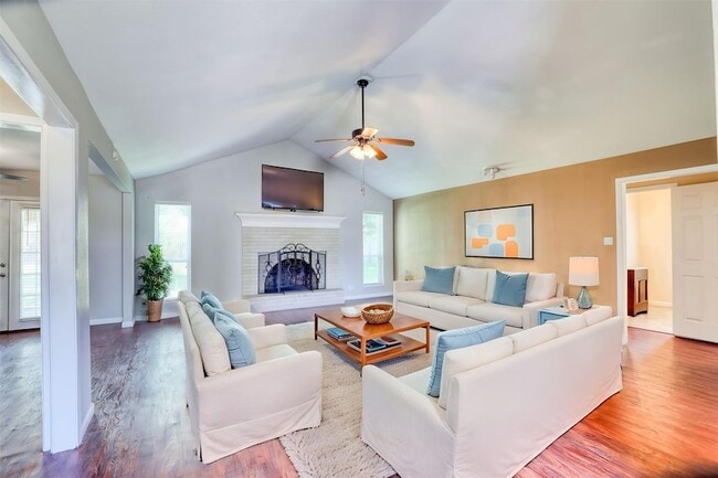 Building Photo - 607 Rosewood Dr