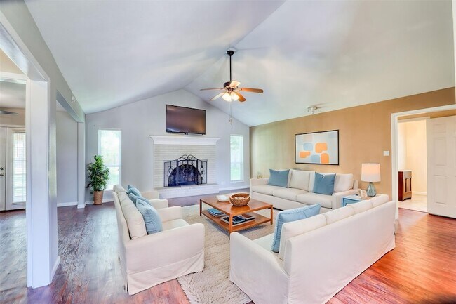 Foto del edificio - 607 Rosewood Dr
