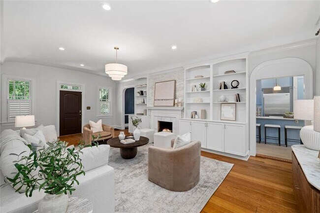 Foto del edificio - 582 Lakeshore Dr NE