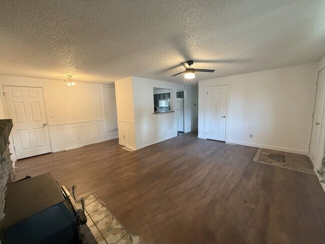 Foto del edificio - Updated 4-Bedroom Home with Finished Basem...