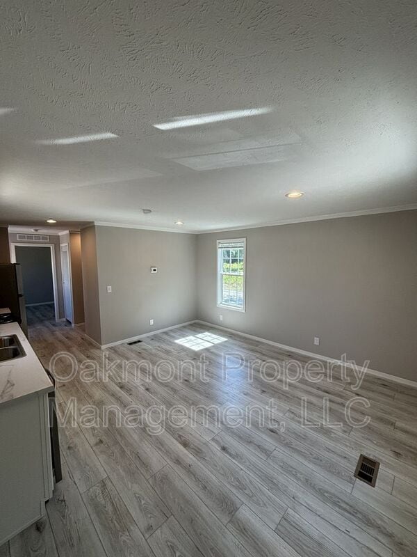 Building Photo - 212 Rosewood Ave