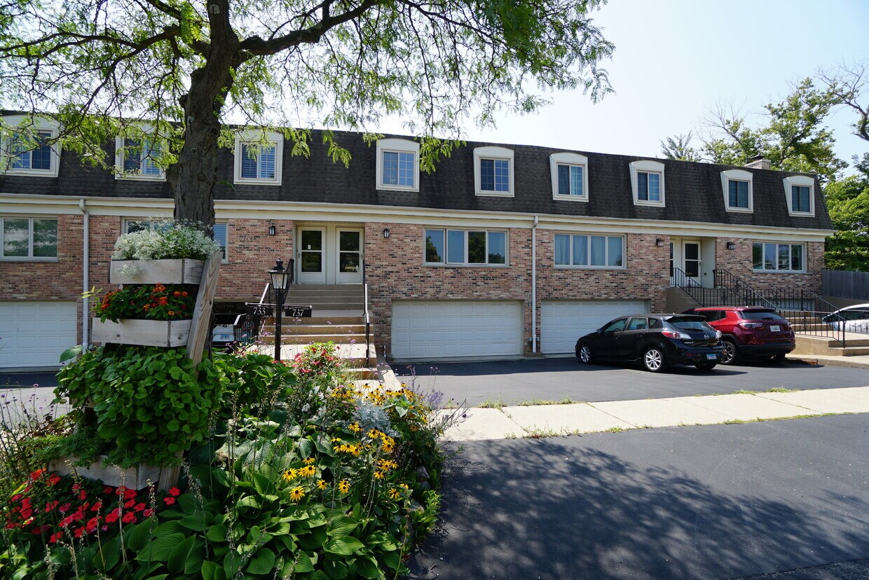 737 Elder Ln, Deerfield, IL 60015 Townhome Rentals in Deerfield IL