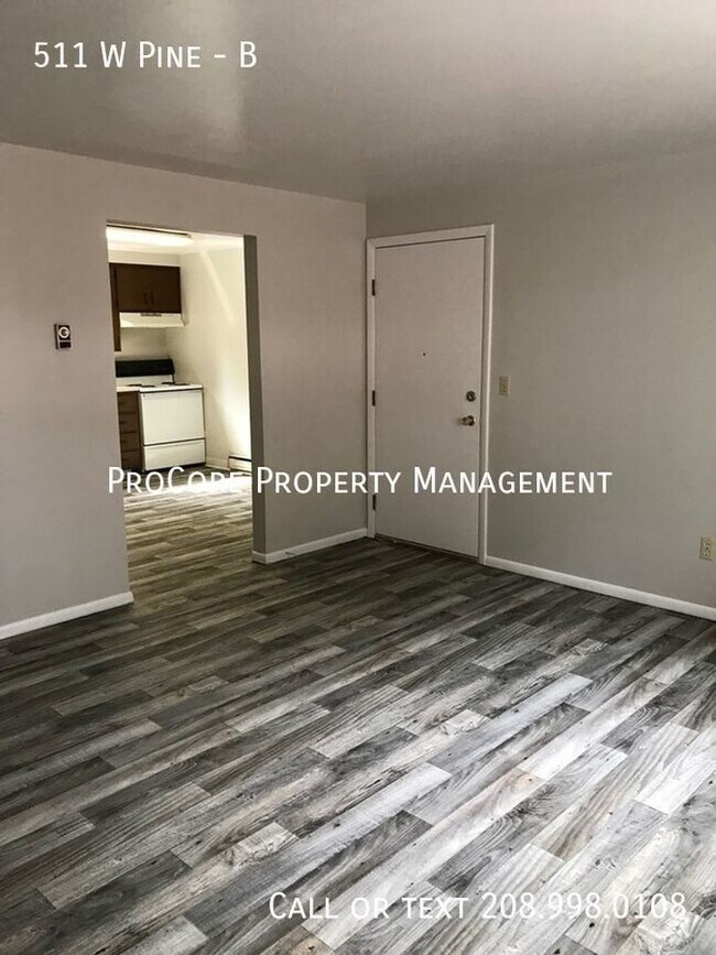 Foto del edificio - Lower Unit...2 bedroom, 1 bath.