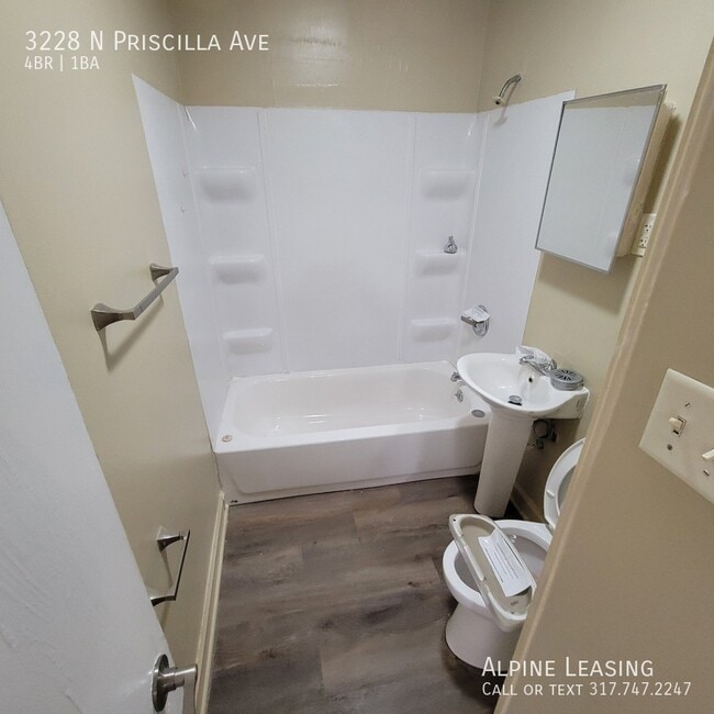 Foto del edificio - 4BR Arlington Woods House!