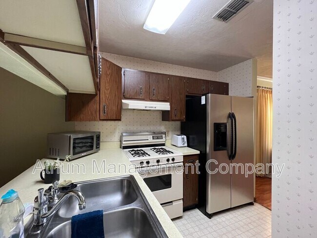 Building Photo - 913 New Bedford Dr