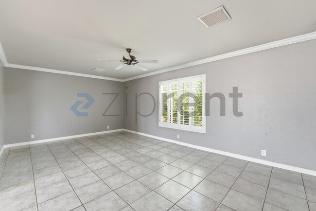 Building Photo - Unit