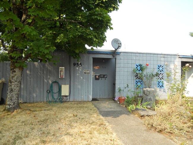 Building Photo - 1 Bedroom Duplex ~ Close to 9th St ~ Small...