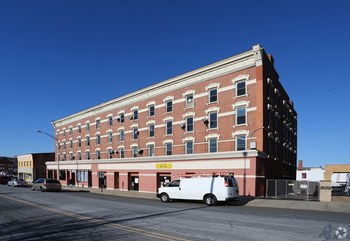 Primary Photo - 72-84 E Main St
