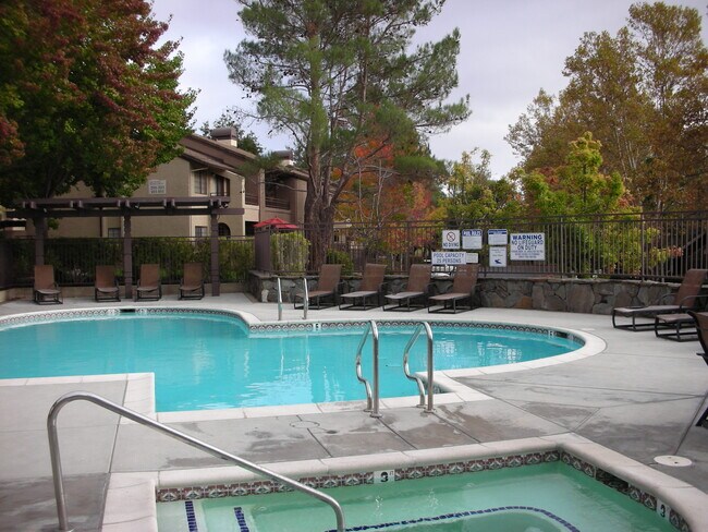 Foto del edificio - 2030 Canyon Woods Dr