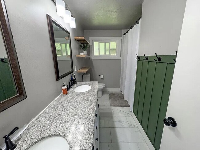 Building Photo - Beautifully updated 5 Bed / 2 Bath Home wi...