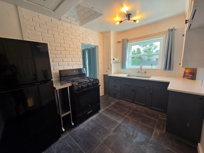 Building Photo - Updated 2 Bedroom 1 Bathroom Mid-town Home