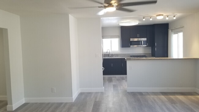 SALA DE ESTAR Y COCINA - 5667 Fountain Ave