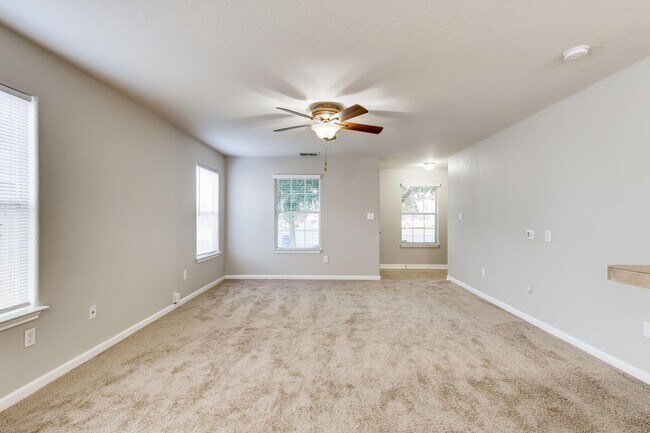 Building Photo - Newly Paint! New Carpeting!  3BR/2.5 Bath ...