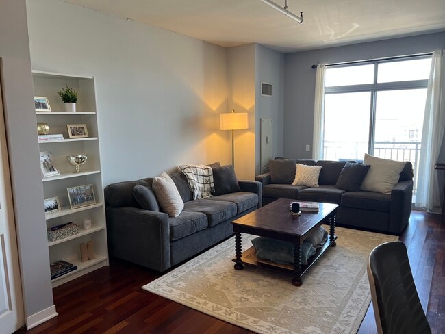 Photo - 511 W Division St Apartment