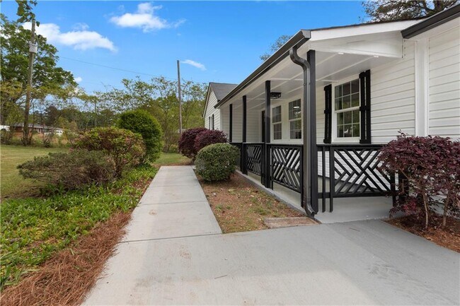 Building Photo - 2014 Fence Rd NE