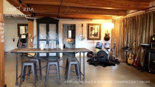 Foto del edificio - Stunning Open Loft  in Ball Park District!