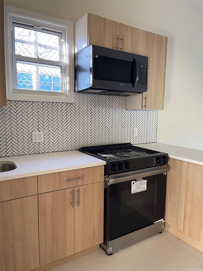 Building Photo - 67-01 64th Pl