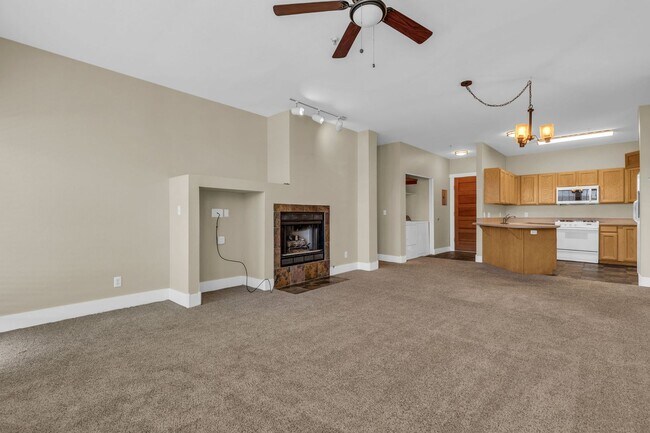 Building Photo - Pinebrook Pointe - New Price!!!