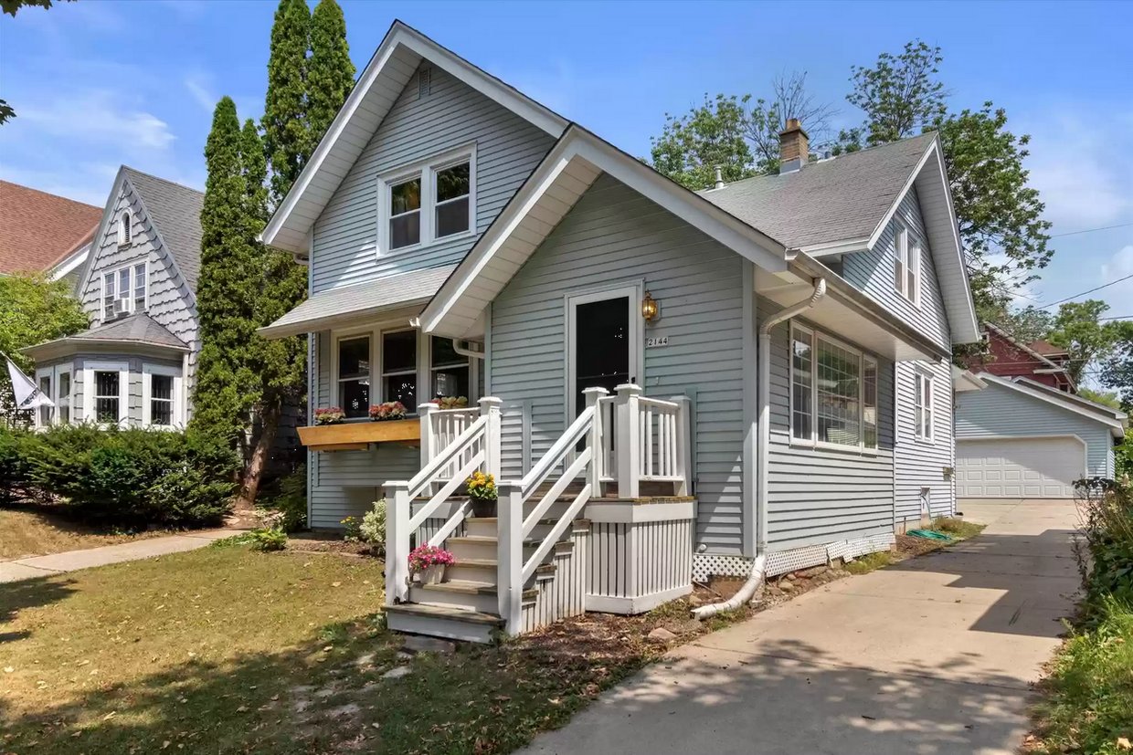 2144 N 63rd St Unit Lower, Wauwatosa, WI 53213 Apartments in