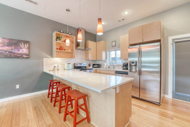 Foto del edificio - 330 W 5th St