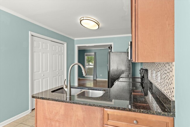 Building Photo - Inviting 3-bedroom, 1.5-bath home in the h...