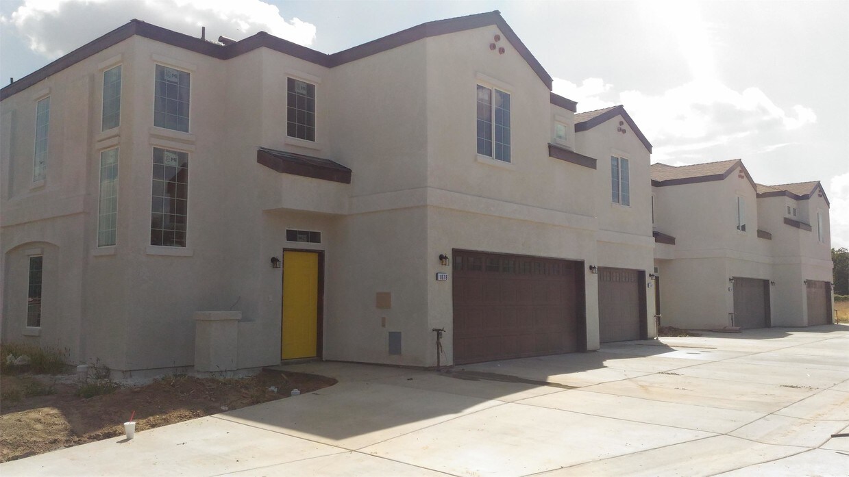 1045 Goble Ct Unit 1, Tulare, CA 93274 Room for Rent in Tulare, CA