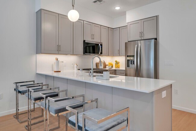 Foto del edificio - 70 RIDGEDALE Ave