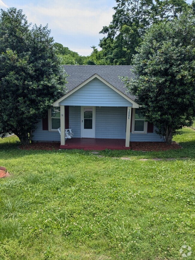 Building Photo - 3006 Lakeshore Dr