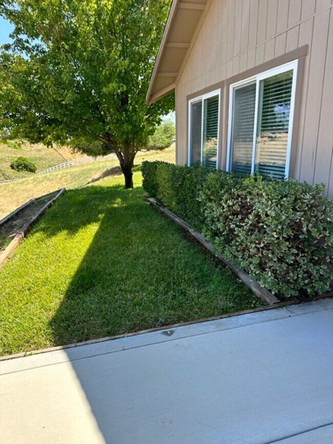 Building Photo - 5680 Reindeer Pl