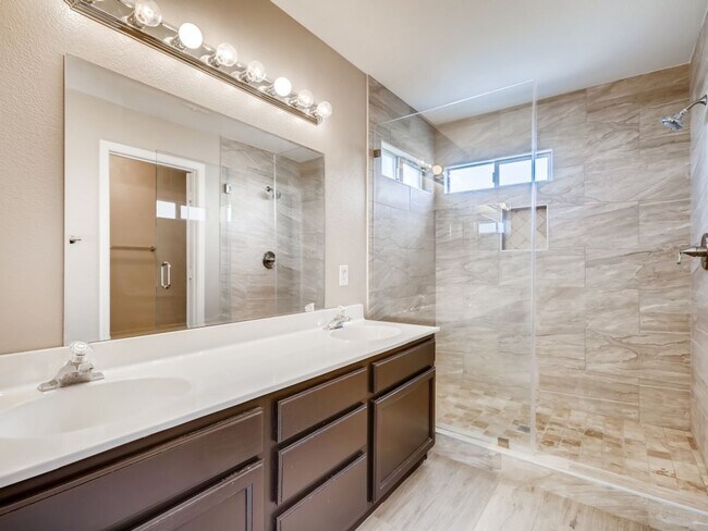 Foto del edificio - SPACIOUS & ELEGANT LIVING IN THIS GATED HE...