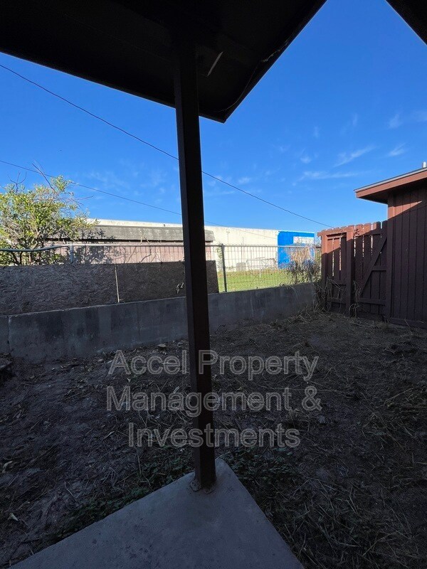Building Photo - 2401 Gumwood Ave