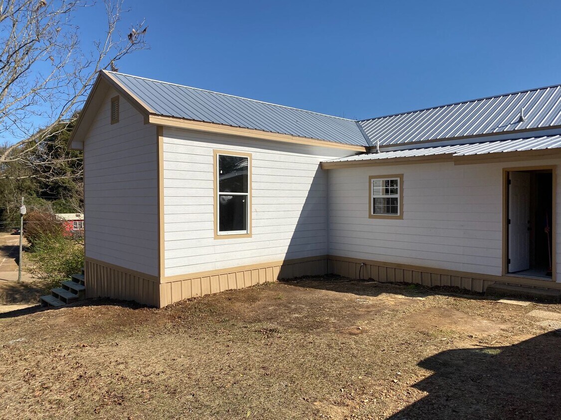 Foto principal - 2 bedroom 1 bathroom cottage style house i...