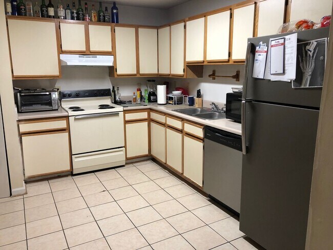 Building Photo - 4 bed 2 bath condos just walking distance ...