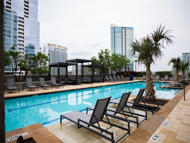 Piscina climatizada - 360 Nueces St