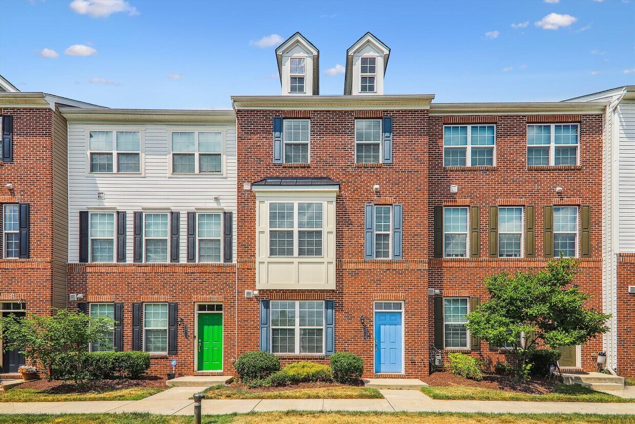 Primary Photo - Wonderful 4BR 3.5 Bath in northern Silver ...